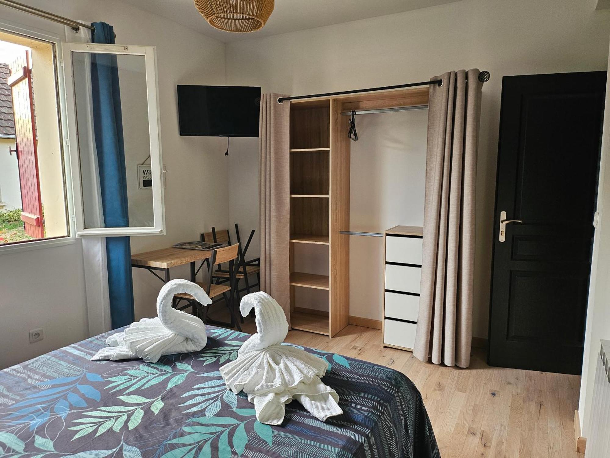 Les Chambres D'Estelle Guecelard Room photo